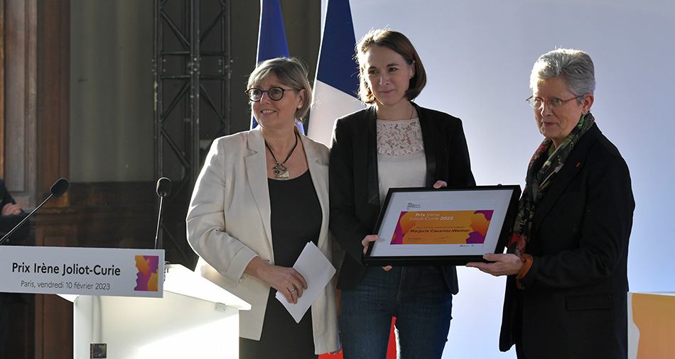 Marjorie Cavarroc-Weimer reçoit le prix Irène Joliot-Curie "femme, recherche et entreprise" remis par les ministres Sylvie Retailleau et Geneviève Darrieussecq