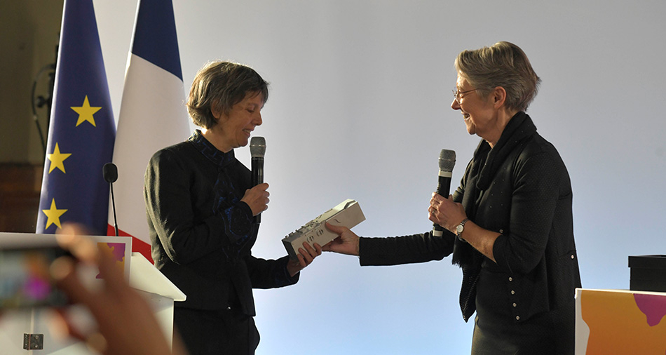 La Première ministre Elisabeth Borne remet le prix de la femme scientifique de l'année à Bérengère Dubrulle 