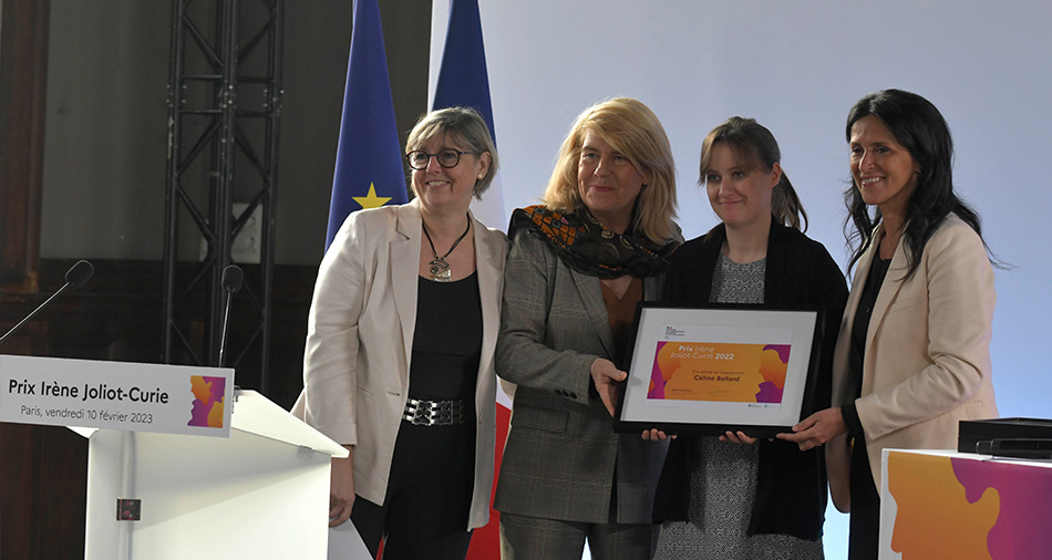 Céline Bellard reçoit le prix Irène Joliot-Curie de l'engagement, remis par les ministres Sylvie Retailleau, Dominique Faure, et la secrétaire d’État, Chrysoula Zacharopoulou.