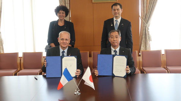 Signature des accords spatiaux au Japon