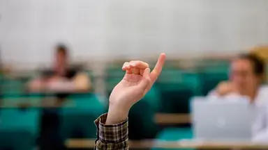 Étudiant avec la main levée