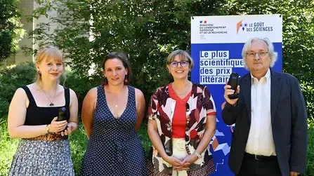 La ministre Sylvie Retailleau avec les lauréats du prix Le goût des sciences
