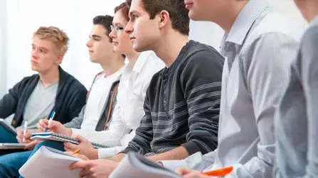 Étudiants prenant des notes
