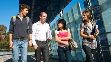 Groupe d'étudiants marchant à l'extérieur
