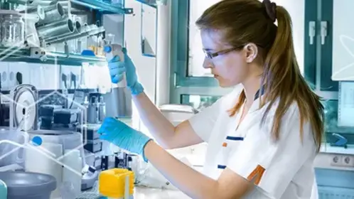 chercheur dans un laboratoire