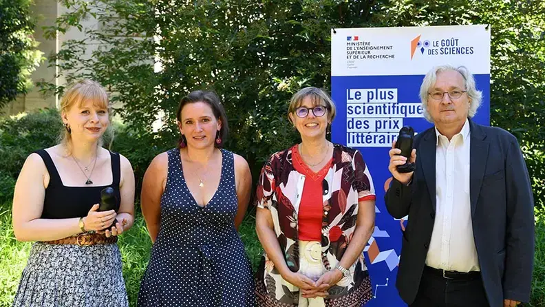 La ministre Sylvie Retailleau avec les lauréats du prix Le goût des sciences