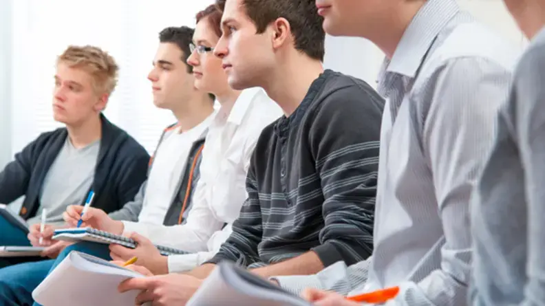 Étudiants prenant des notes