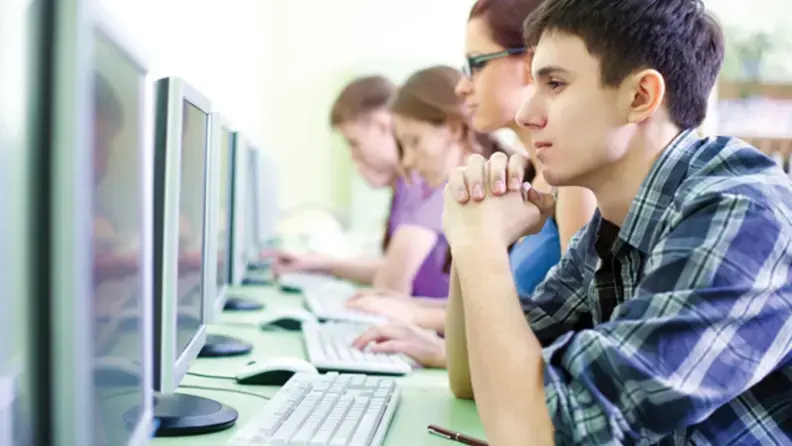 Étudiants en train de réviser à l'aide d'ordinateurs