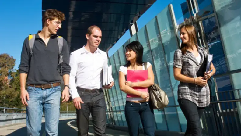 Groupe d'étudiants marchant à l'extérieur