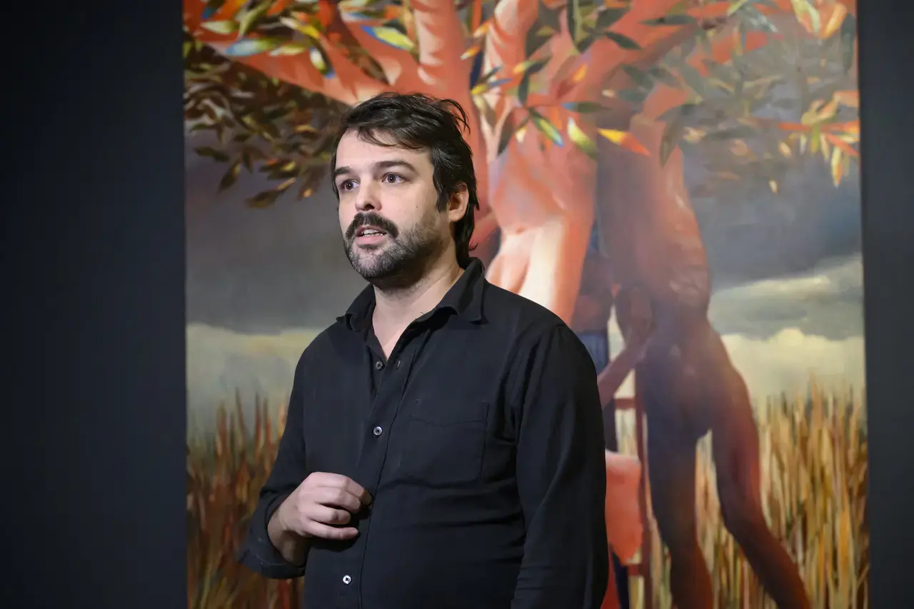 Le peintre Laurent Proux pose devant une toile de la série Harvest, Under the Tree II (2023) un grand format réalisé lors de la résidence à la Casa de Velázquez à Madrid.