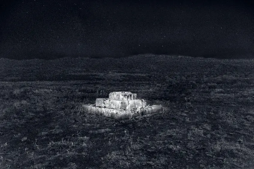 Nicolás Combarro, Photographie nocturne représentant le un vue du Camp de concentration de Castuera, original du camp, désormais élément symbolique pour les associations de mémoire et familles des victimes