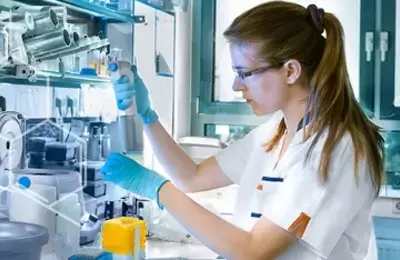 chercheur dans un laboratoire