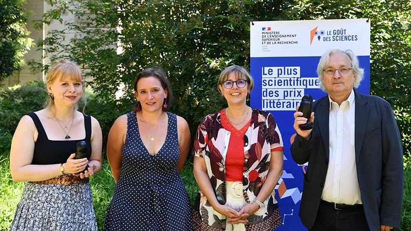 La ministre Sylvie Retailleau avec les lauréats du prix Le goût des sciences