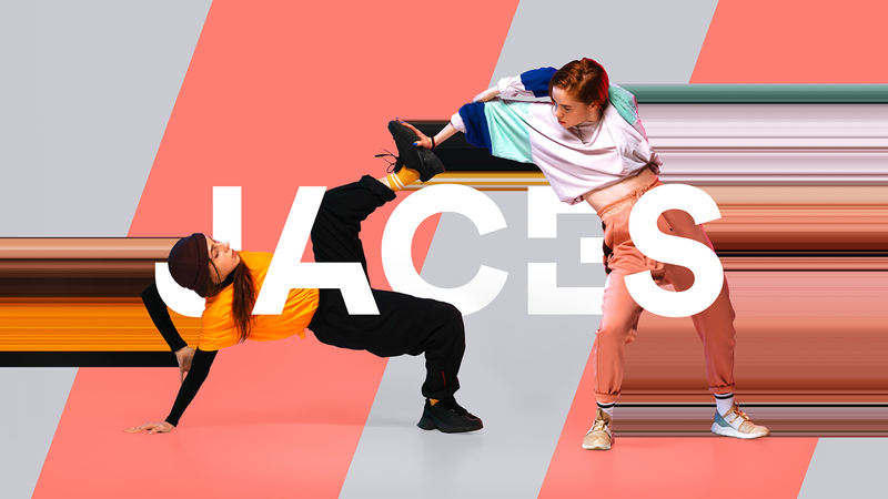 Deux jeunes femmes dansant