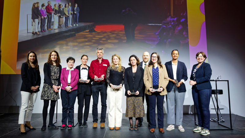 photo de groupe des lauréates sur scène