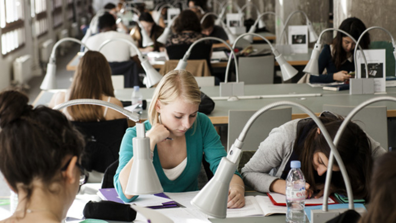 Etudiants dans bibliothèque