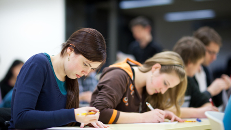 Étudiante en examen