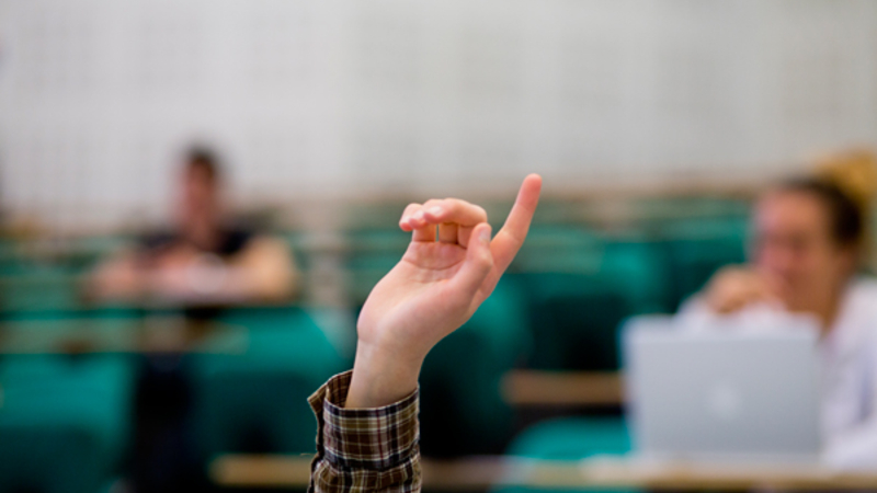 Étudiant avec la main levée
