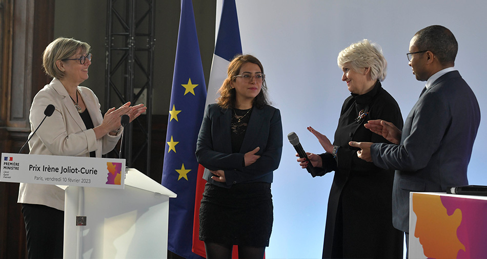 Nina Hadis Amini, reçoit le prix Irène Joliot-Curie de la jeune femme scientifique, remis par M. Pap Ndiaye et Mme Isabelle Rome