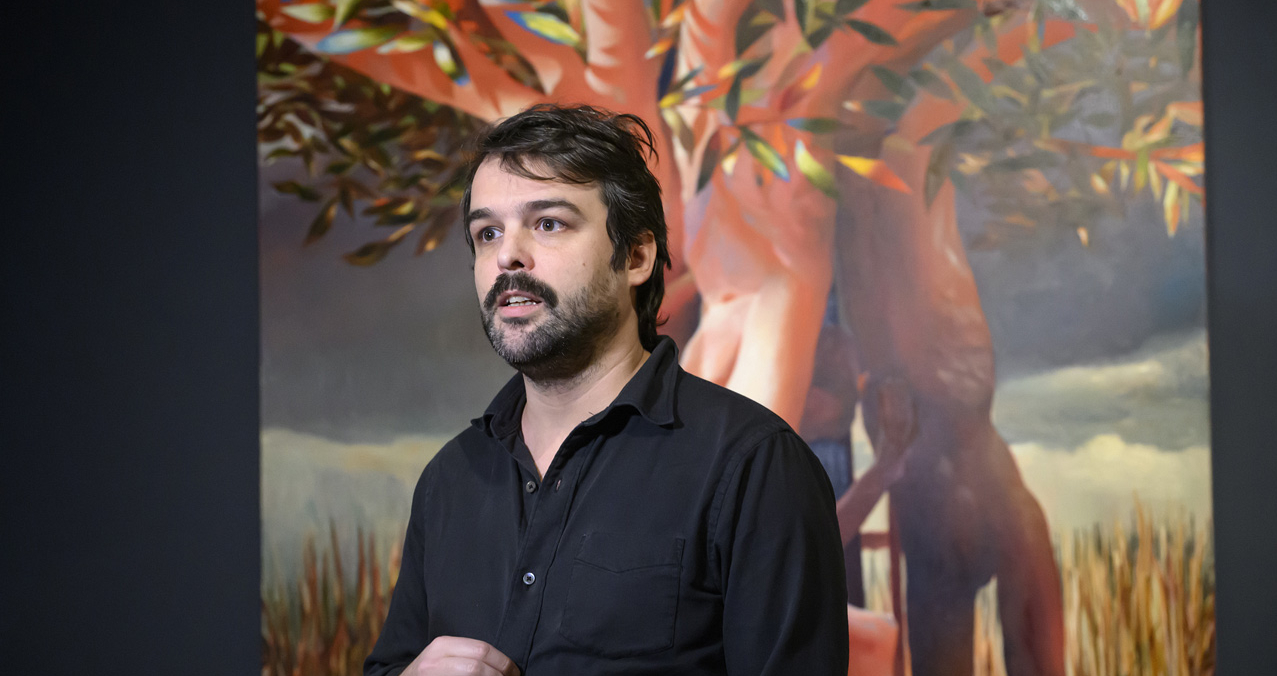 Le peintre Laurent Proux pose devant une toile de la série Harvest, Under the Tree II (2023) un grand format réalisé lors de la résidence à la Casa de Velázquez à Madrid.