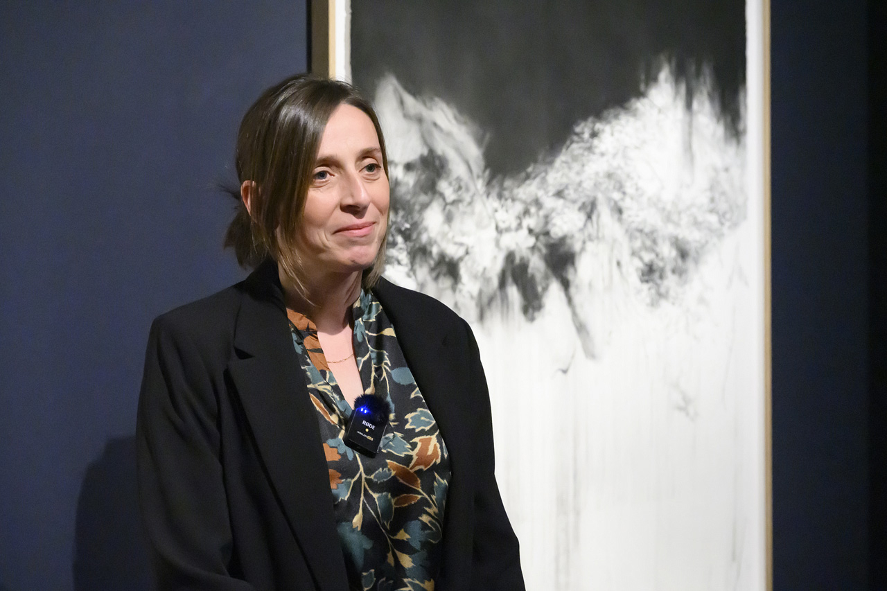 L'artiste Stéphanie Mansy pose devant Verano blanco, œuvre réalisée au cours de sa résidence à la Casa de Velazquez