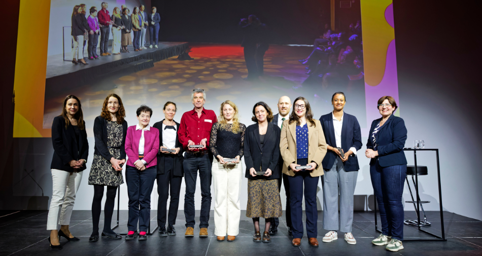 photo de groupe des lauréates sur scène