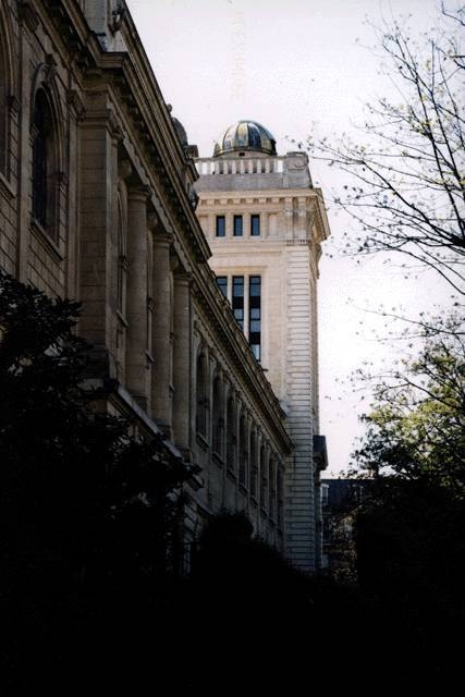 M.E.S.R. Façade sur le square Langevin