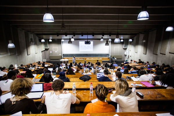 Étudiants en cours d'amphi