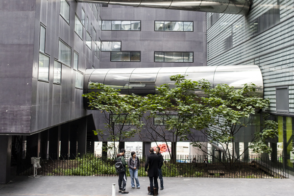 Étudiants devant l'université paris 7