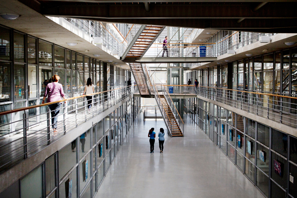 Étudiants dans le hall de l'université