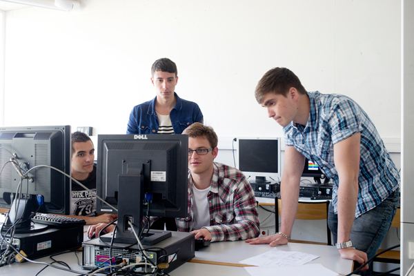 étudiants devant un ordinateur