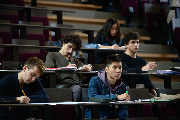 Plusieurs étudiants en amphi