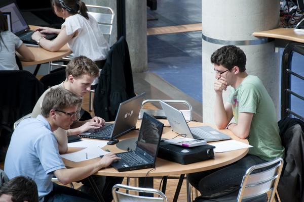 étudiants devant des ordinateurs