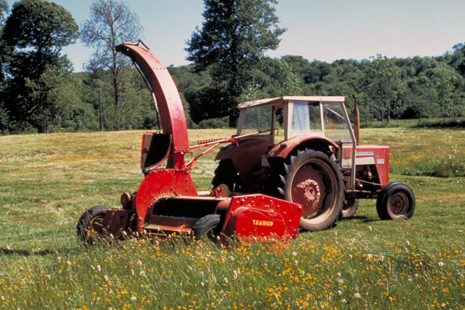 Récolte des ensilages d'herbe avec une machine à double coup