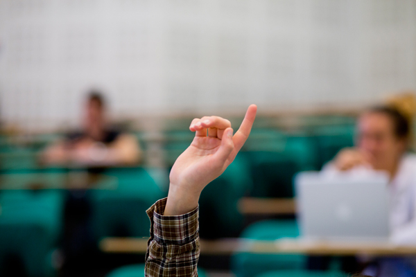 Étudiant avec la main levée