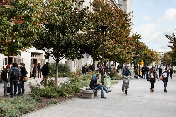 Étudiants sur le site de l'université paris 7