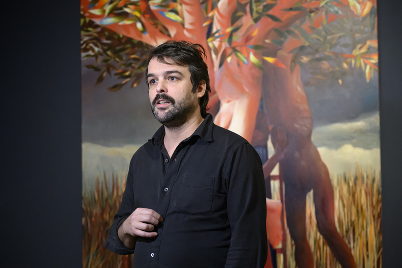 Le peintre Laurent Proux pose devant une toile de la série Harvest, Under the Tree II (2023) un grand format réalisé lors de la résidence à la Casa de Velázquez à Madrid.