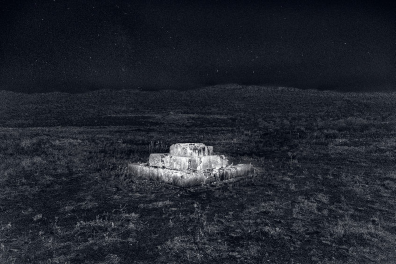 Nicolás Combarro, Photographie nocturne représentant le un vue du Camp de concentration de Castuera, original du camp, désormais élément symbolique pour les associations de mémoire et familles des victimes