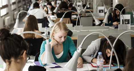 Etudiants dans bibliothèque