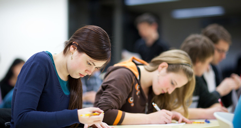 Étudiante en examen