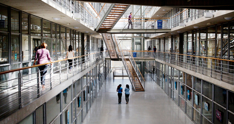 Étudiants dans le hall de l'université