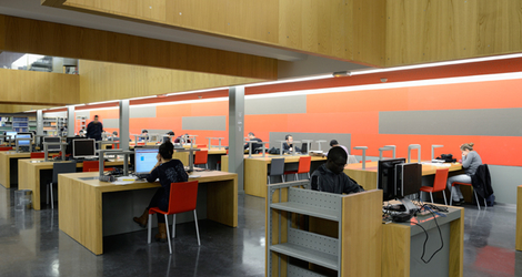 Étudiants qui travaillent sur des ordinateurs