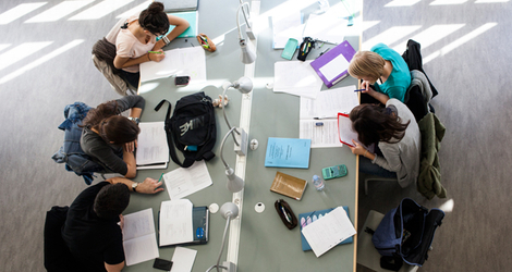 Étudiants qui révisent