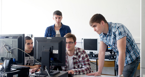 étudiants devant un ordinateur