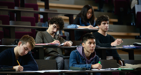 Plusieurs étudiants en amphi