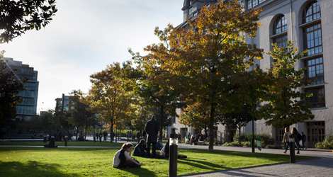 Étudiants sur le campus