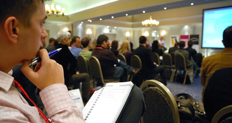 Jeune entrepreneur en séminaire