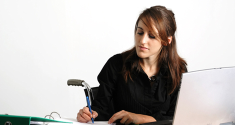 Jeune femme étudiant en fauteuil roulant