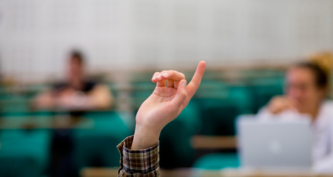 Étudiant avec la main levée