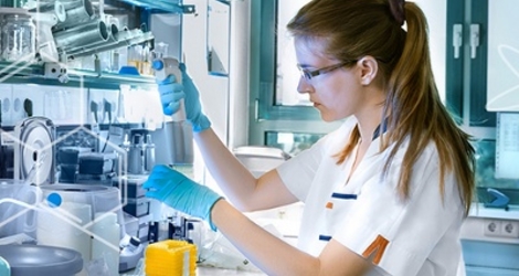 chercheur dans un laboratoire
